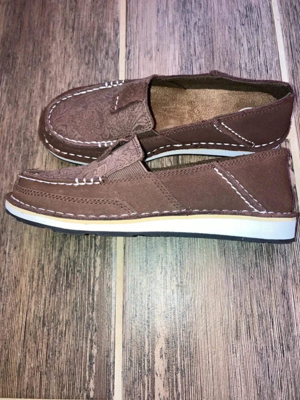 ARIAT FLORAL EMBOSSED CRUISER SHOES - MOC TOE 6C